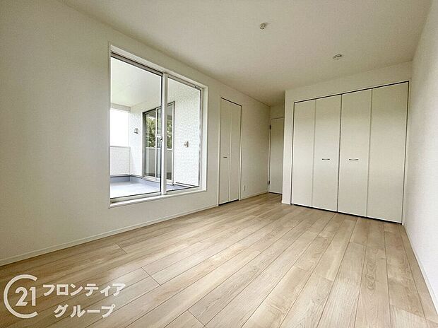 【寝室】こちらのお部屋はバルコニーに面しており、日当たり、通風ともに良好です!