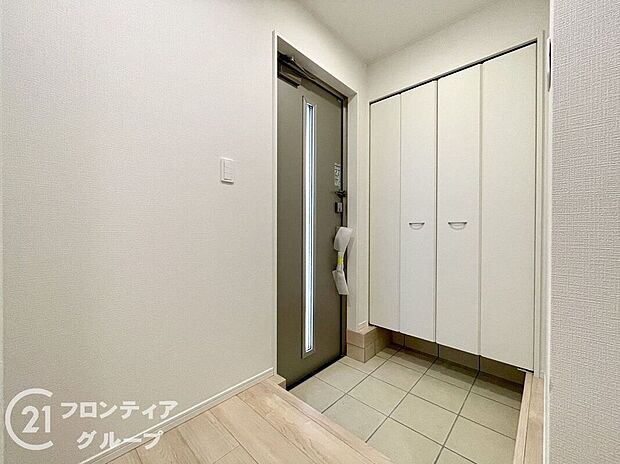 【玄関】玄関は防犯性の優れたダブルロックドアです!