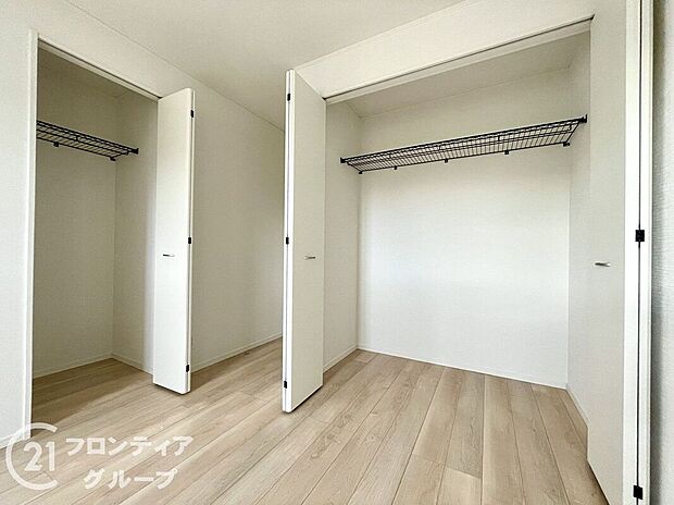 【収納】木目の美しさを際立たせるシンプルデザインのワイドクローゼットはたっぷり収納ができます!