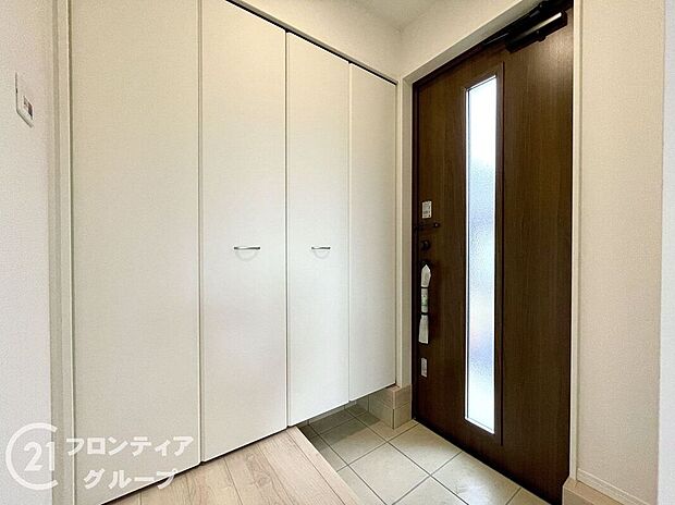 【玄関】外観に調和したデザインの玄関は、温かみのある雰囲気を醸し出します。美しいドアとシンプルなラインが、家の印象を引き立て、来客を迎えるにふさわしい洗練された空間で、心地よい第一印象を与えます。