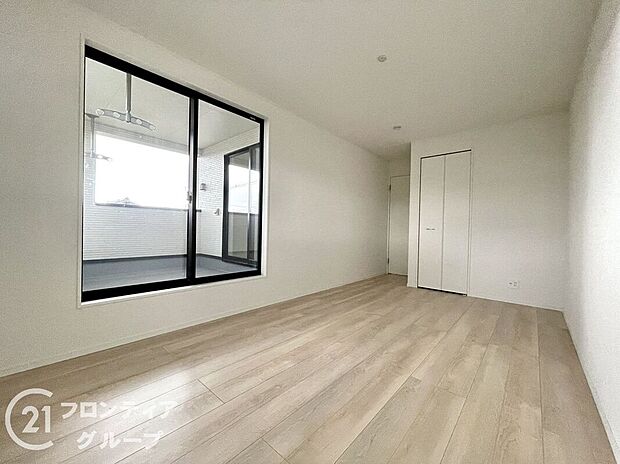 【寝室】落ち着いた色合いとシンプルな内装が魅力の寝室。ゆとりある空間で家具の配置もしやすく、快適な眠りとリラックスタイムを演出します。採光や通風も良好で、一日の疲れを癒す理想のプライベート空間です。