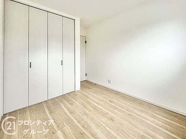 【子供部屋】明るいフローリングとシンプルな壁面が調和した、すっきり使いやすい子供部屋。家具配置もしやすく、学習スペースや収納も確保しやすいレイアウト。成長に合わせてアレンジしやすい一室です。