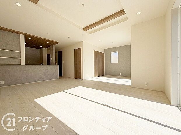 【リビング】天井の中央部分を周囲より一段高くとった折上天井です。開放感があり、部屋が広く感じます！