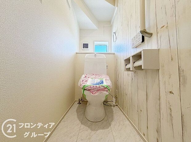 【トイレ】は１階と２階の２カ所に設置！階段を上り下りせずに使用できるので、高齢の方にも安心です！