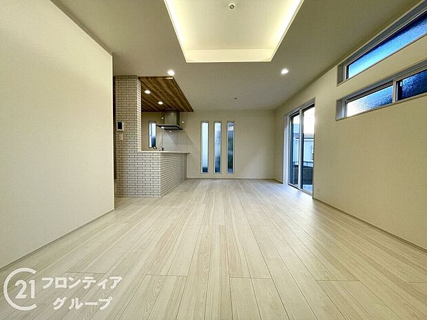 【リビング】天井の中央部分を周囲より一段高くとった折上天井です。開放感があり、部屋が広く感じます！