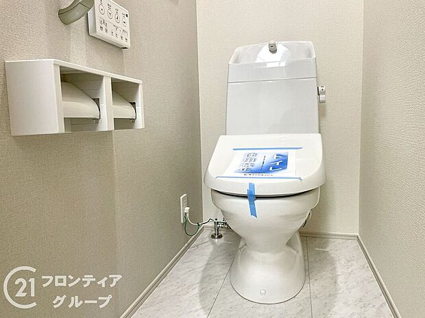 【トイレ】トイレは１階と２階の２カ所に設置！階段を上り下りせずに使用できるので、高齢の方にも安心です！
