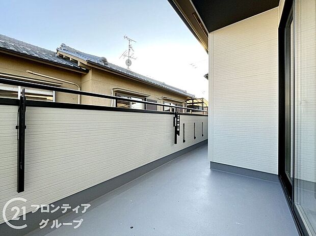 【バルコニー】日当たりの良いバルコニーは、お洗濯が多いときも安心。たくさん干してもカラっと乾きそうです！