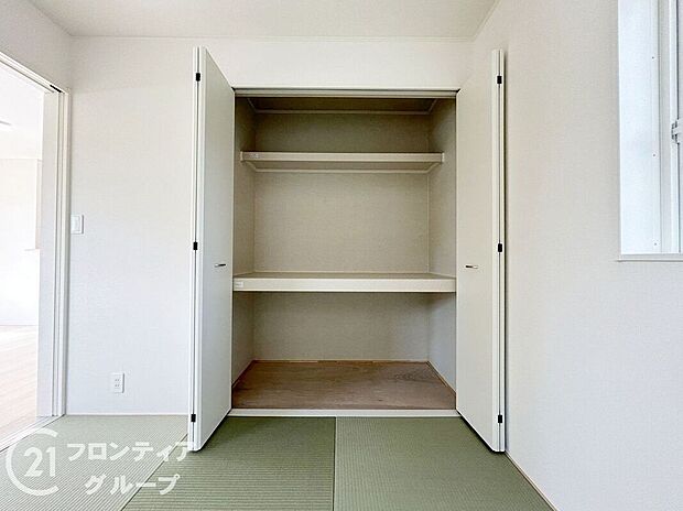 【収納】趣のある和室には大容量の収納スペースが確保されており、布団や季節の家電、普段使わない生活用品までしっかり収まります。物が外に出にくく、空間がすっきりと保てるのも嬉しいポイントで、整理整頓が簡単です。