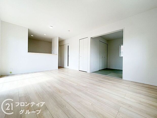 【リビング】LDKには大きな窓からたくさんの光が入り、明るく、開放的な空間を演出してくれます。お友達が遊びに来た時も自慢のリビングになりますね！