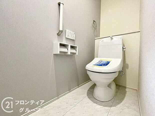 【トイレ】トイレは１階と２階の２カ所に設置！階段を上り下りせずに使用できるので、高齢の方にも安心です！