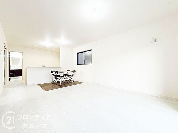 【リビング】ナチュラルな木目調のフローリングと落ち着いたトーンのクロスが調和したリビング。大きな掃き出し窓が開放感を演出し、外の風景と心地よくつながります。家族との時間も一人の時間も楽しめる理想的な居住空間です。