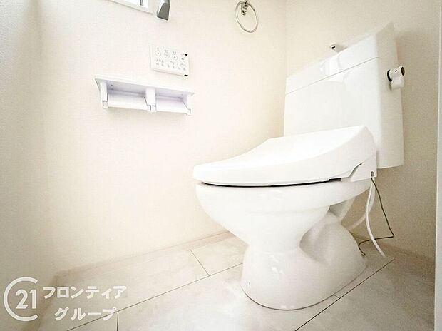 【トイレ】便器にふちがなく、汚れが隠れて見えない部分が極端に少なくなっており、お手入れも楽々!スピーディでパワフルな洗浄力を実現しています!