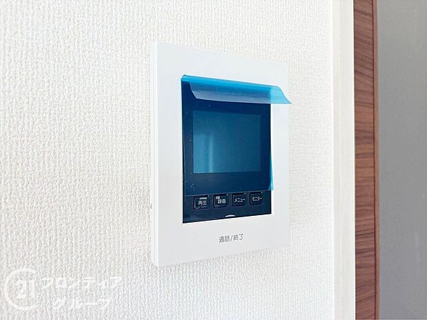 【防犯設備】ハンズフリー機能を備えたカラーモニターインターホンを採用！お料理中などで手が塞がっていても便利に応答可能です！夜間の映像確認機能もついていて、安心ですね！