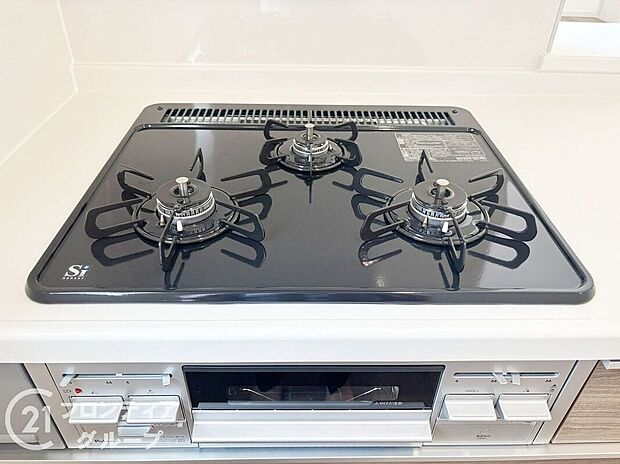 【その他設備】お手入れしやすい３口コンロ！お料理が楽しくなりそうですね