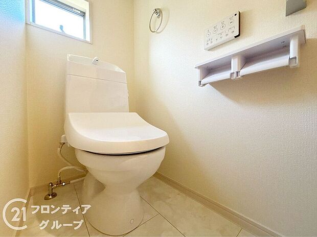 【トイレ】便器にふちがなく、汚れが隠れて見えない部分が極端に少なくなっており、お手入れも楽々！スピーディでパワフルな洗浄力を実現しています！