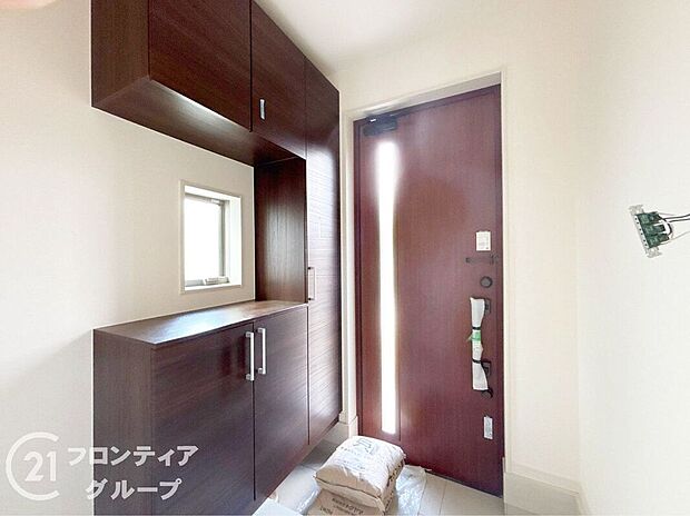 【玄関】外観に調和したデザインの玄関は、温かみのある雰囲気を醸し出します。美しいドアとシンプルなラインが、家の印象を引き立て、来客を迎えるにふさわしい洗練された空間で、心地よい第一印象を与えます。