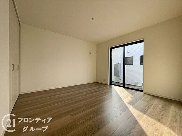 【子供部屋】寝室や子供部屋など用途多彩な明るい洋室！