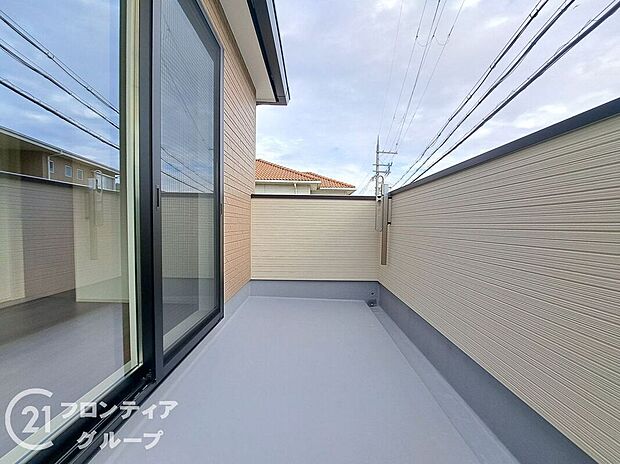 【バルコニー】日当たりの良いバルコニーは、お洗濯が多いときも安心!たくさん干してもカラっと乾きそうです!