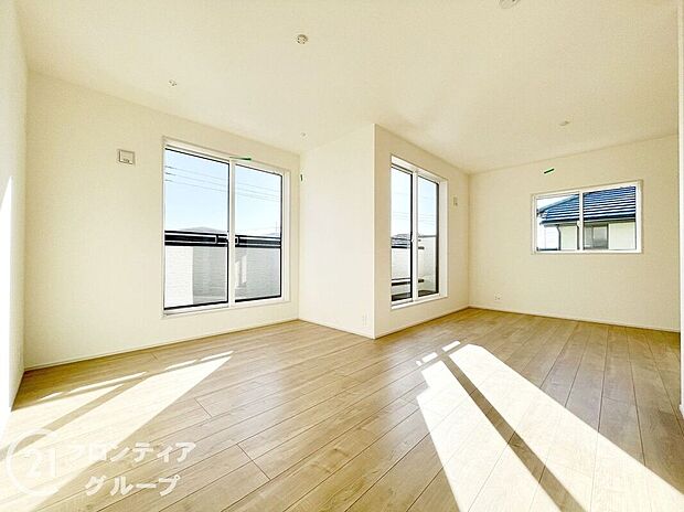 【寝室】こちらのお部屋はバルコニーに面しており、日当たり、通風ともに良好です！お布団などもサッと干せて便利ですね！