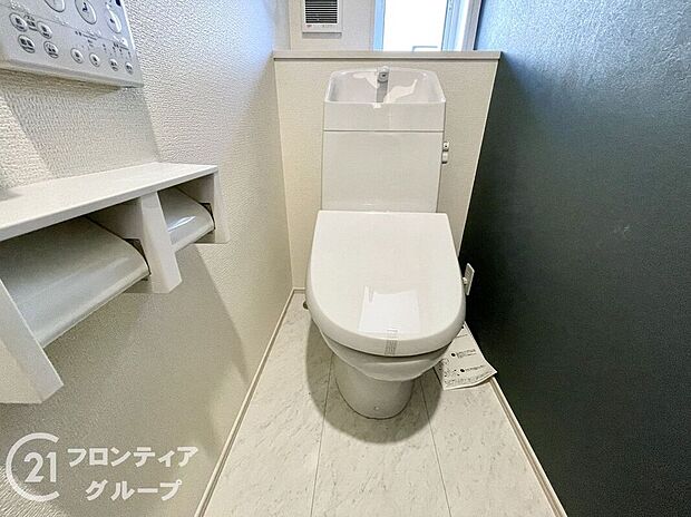 【トイレ】トイレは１階と２階の２カ所に設置！階段を上り下りせずに使用できるので、高齢の方にも安心です！