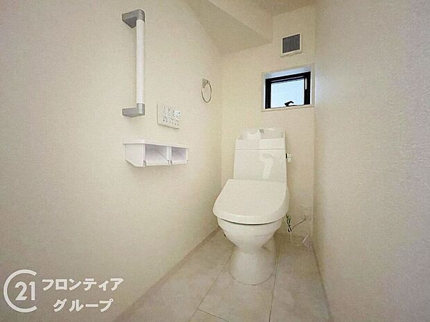 【トイレ】便器にふちがなく、汚れが隠れて見えない部分が極端に少なくなっており、お手入れも楽々！スピーディでパワフルな洗浄力を実現しています！
