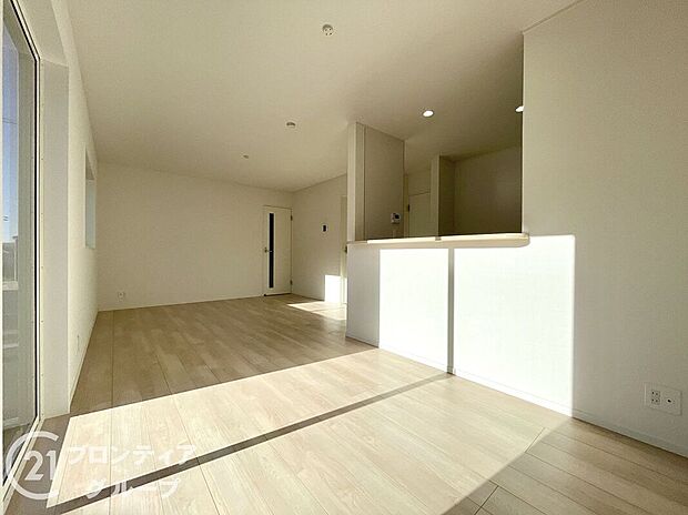 【リビング】フローリングは、日常生活で床材の受ける様々な傷や、温度・湿度変化によるひび割れの発生を大幅に抑える特殊加工を施工済みです！