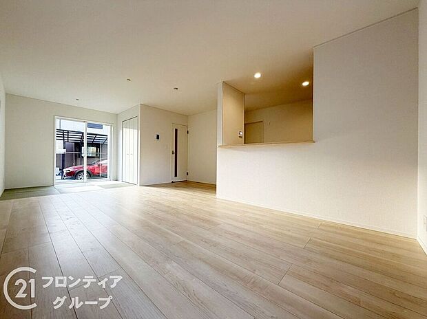 【リビング】LDKには大きな窓からたくさんの光が入り、明るく、開放的な空間を演出してくれます。お友達が遊びに来た時も自慢のリビングになりますね!