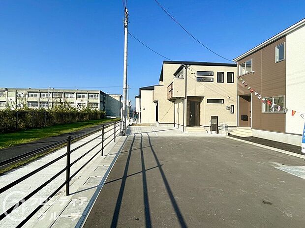 【前面道路含む外観】現地写真！現地ご案内とともに住宅ローンのご相談も承ります！実際の道路幅や雰囲気は、ぜひ一緒に現地で確認いたしましょう