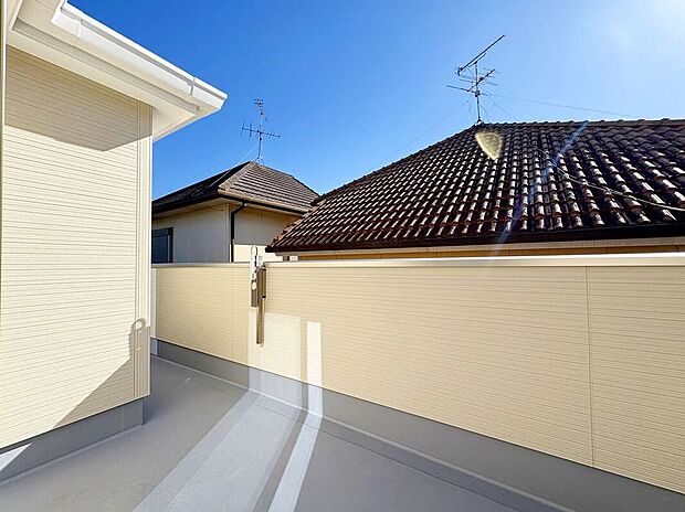 【バルコニー】日当たりの良いバルコニーは、お洗濯が多いときも安心!たくさん干してもカラっと乾きそうです!