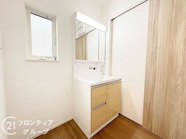 【洗面】小窓付きの洗面室は、毎朝心地よい光を運んでくれるので、すがすがしい気持ちで1日をスタートできます!また、1坪以上の広い空間です!