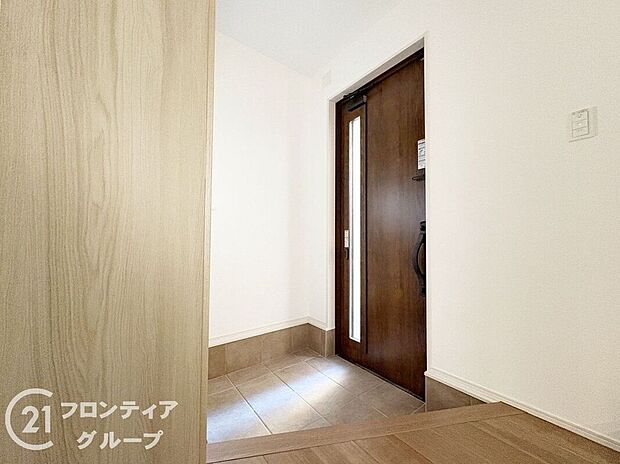 【玄関】玄関ではタイルを採用しており、お掃除楽々!特にお子さまがたくさんの砂を持って帰ってきても安心ですね!