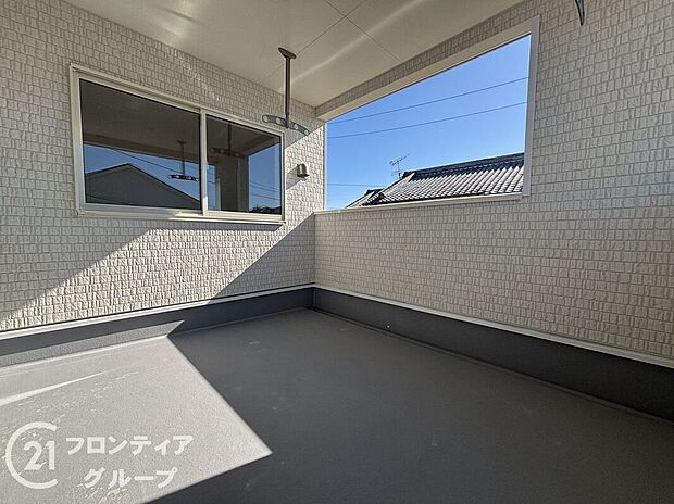 【バルコニー】日当たりの良いバルコニーは、お洗濯が多いときも安心。たくさん干してもカラっと乾きそうです!