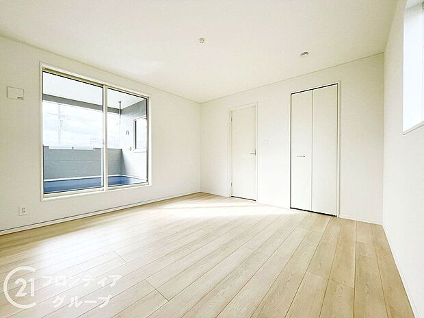 【寝室】こちらのお部屋はバルコニーに面しており、日当たり、通風ともに良好です！