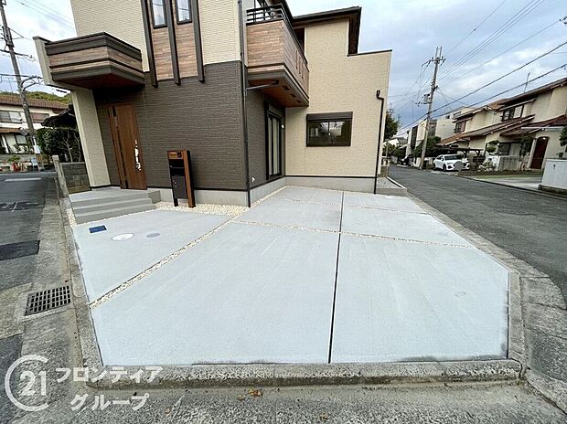 【駐車場】広々としたスペースで車の出し入れがスムーズに行えます。