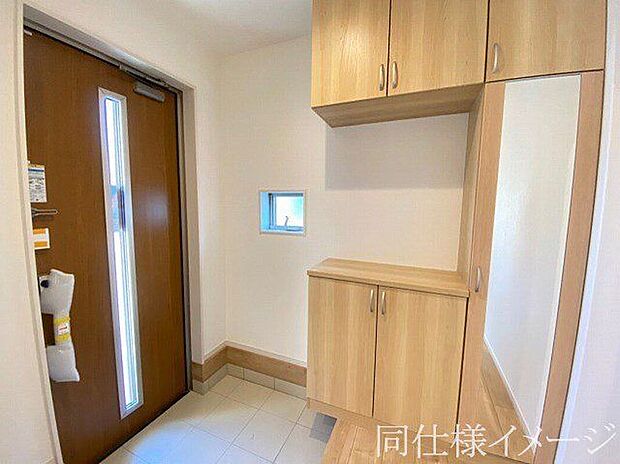 【同仕様画像　（その他内観）】＼同仕様写真／素敵なデザインの玄関ドアは、断熱性に優れた省エネ仕様