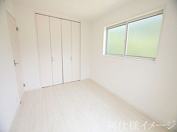 【同仕様画像　（その他内観）】＼同仕様写真／子ども部屋や寝室に用途多彩な明るい洋室