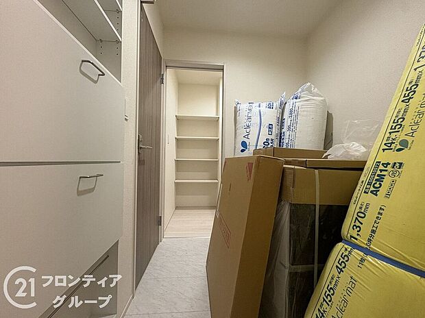 【洗面】小窓付きの洗面室は、毎朝心地よい光を運んでくれるので、すがすがしい気持ちで１日をスタートできます！