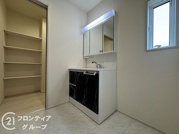 【洗面】小窓付きの洗面室は、毎朝心地よい光を運んでくれるので、すがすがしい気持ちで１日をスタートできます！