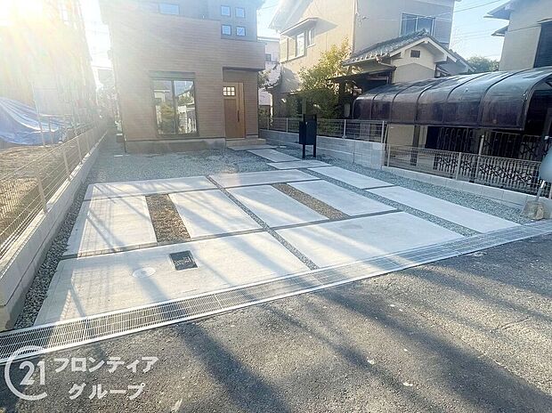 【駐車場】広々としたスペースで車の出し入れがスムーズに行えます。