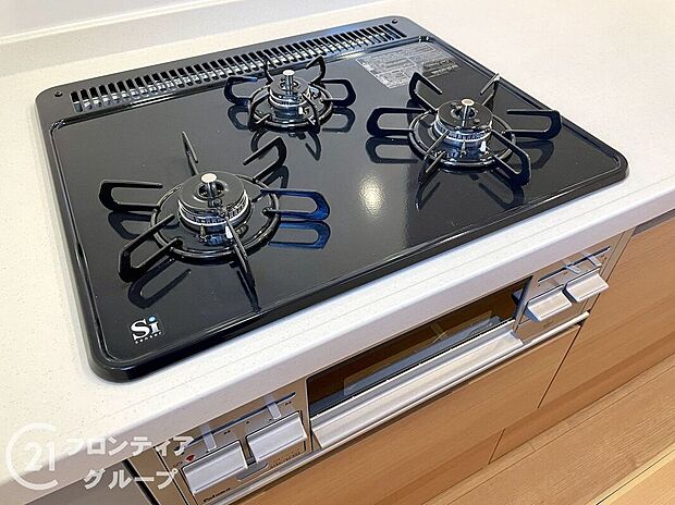 【その他設備】三口コンロで同時に複数の調理が可能です。使いやすいコンロを完備したキッチンで、毎日の料理が楽しくなります。火力調整も簡単で、さまざまな料理に対応できます！