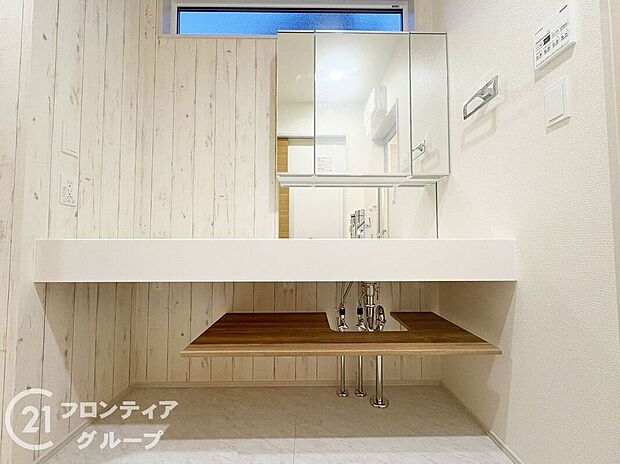 【洗面】小窓付きの洗面室は、毎朝心地よい光を運んでくれるので、すがすがしい気持ちで１日をスタートできます！