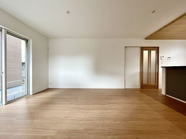 【リビング】フローリングにはキズの付きにくい特殊塗装を採用し、内装やドアの仕上げは、堂々とした木目で、木の温もりを感じながらお過ごしいただけますね。