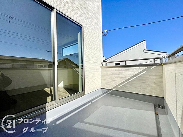 【バルコニー】日当たりの良いバルコニーは、お洗濯が多いときも安心！たくさん干してもカラっと乾きそうです！