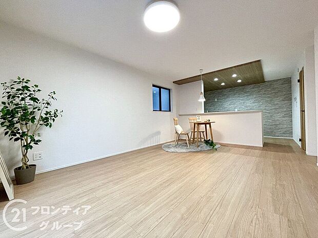 【リビング】高耐久でコストパフォーマンスに優れたフローリングを採用したリビングです！擦り傷やへこみ傷に強く、ワックスフリーでお手入れも簡単