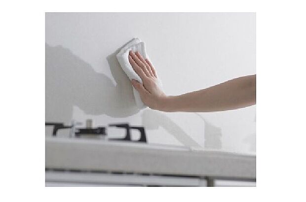 【その他設備】\同仕様写真/カンタンなお手入れでキッチンの壁を清潔に保持可能です。汚れもにおいも染み込まない鏡面仕上げで頑固な汚れもサッとひと拭きです。