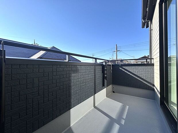 【バルコニー】\同仕様写真/広々としたバルコニーなので、お洗濯ものもたくさん干せますね
