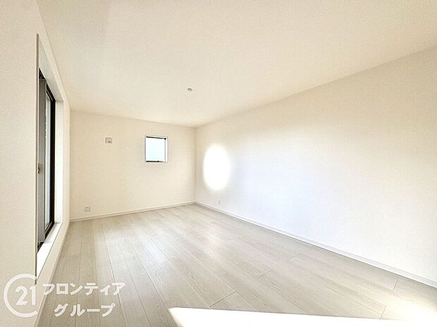 【子供部屋】寝室や子供部屋など用途多彩な明るい洋室!