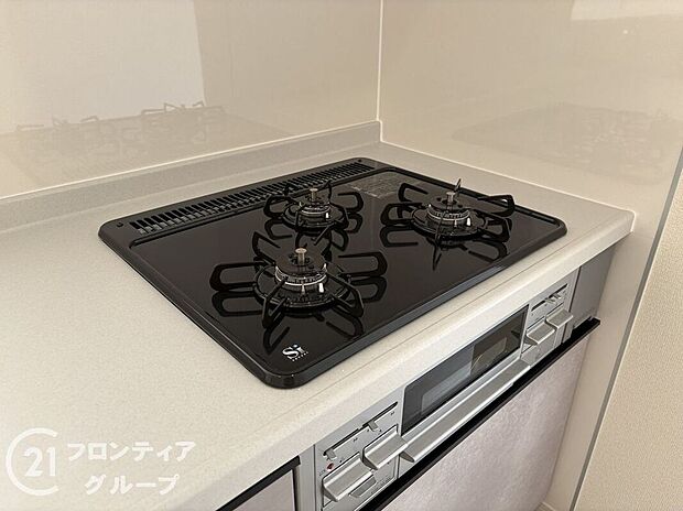 【その他設備】使いやすいコンロを完備したキッチンで、毎日の料理が楽しくなります。火力調整も簡単で、さまざまな料理に対応できます!