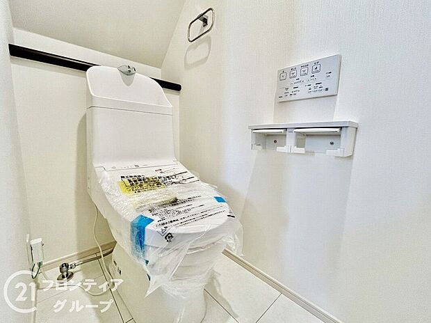 【トイレ】白を基調とした清潔感のある明るい空間。温水洗浄便座付きで、毎日快適・清潔に使用できます。操作しやすい壁面リモコンを採用しています。