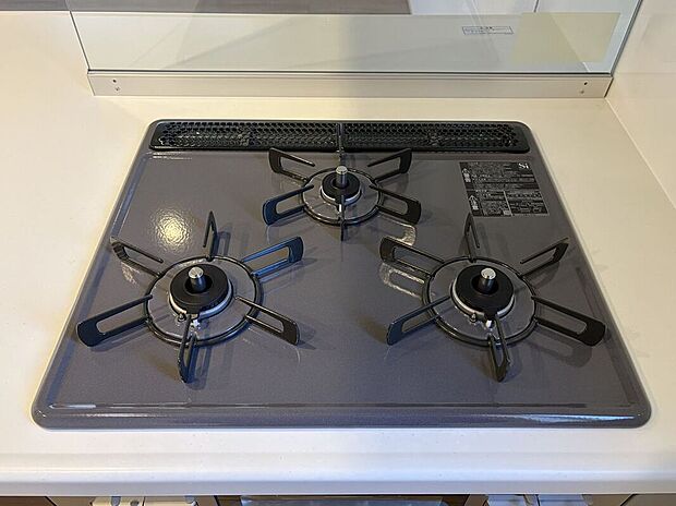 【その他設備】使いやすいコンロを完備したキッチンで、毎日の料理が楽しくなります。火力調整も簡単で、さまざまな料理に対応できます!